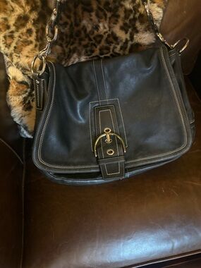 Large COACH!!!Classic Black Leather Shoulder Bag with Gold Hardware